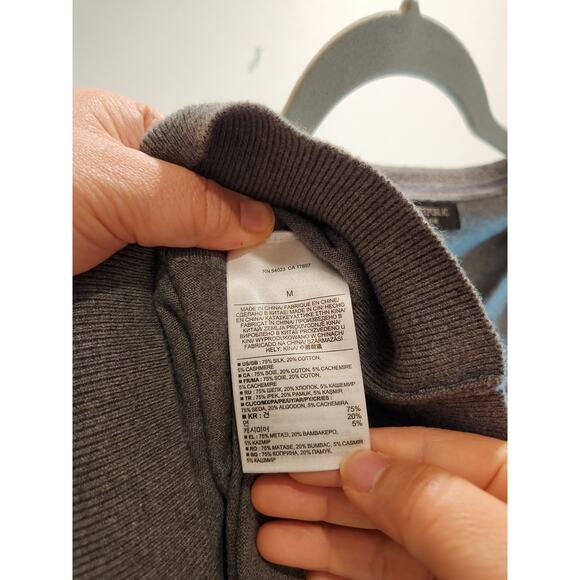 Banana Republic Luxury Blend Silk Cashmere V-Neck Sweater Gray Men’s M - Picture 3 of 3